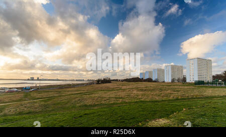 Southampton, England, Regno Unito - 16 Febbraio 2014: una fila di cinque metà del Novecento alloggi sociali in blocchi di appartamenti stand in un parco a Weston Shore accanto Foto Stock