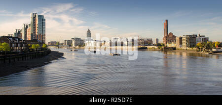 London, England, Regno Unito - 4 Novembre 2013: Lotti Road Power Station è prominente tra edifici di appartamenti a Chelsea Riverside a ovest di Londra. Foto Stock