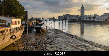 London, England, Regno Unito - 3 Settembre 2013: Houseboats spiaggiata a bassa marea sulla Battersea Riverside a ovest di Londra. Foto Stock