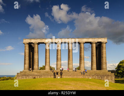 Edimburgo, Scozia, Regno Unito - 30 Maggio 2011: persone sedersi nella luce del sole sull'abbandonato Monumento Nazionale di Scozia su Calton Hill a Edimburgo. Foto Stock