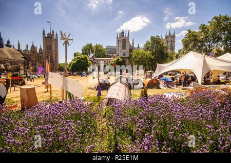 London, England, Regno Unito - 4 Luglio 2010: la democrazia protesta Villaggio camp occupa la piazza del Parlamento, al di fuori della sede del Parlamento e il Westminster Ab Foto Stock