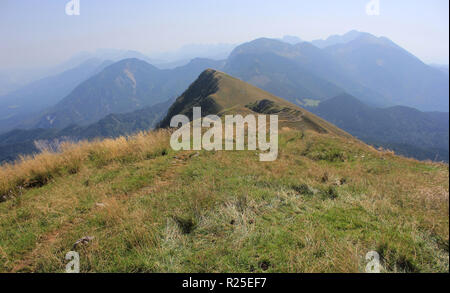 Alpi del sud-est, vista da Golica, Caravanche e Alpi Giulie, il parco nazionale del Triglav, Alpe Adria Trail, Slovenia, Europa centrale Foto Stock