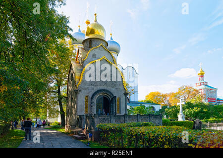 Mosca, Russia - 20 Settembre 2015: persone al cortile del Convento Novodevichy a Mosca in Russia Foto Stock