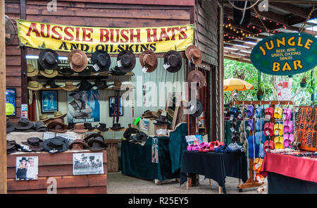 Kuranda, Queensland, Australia - 4 Dicembre 2009: bush Australiana cappelli, shop presso la foresta pluviale di Kuranda mercato. Marrone dominante con alcune luminose macchie di colore. Foto Stock