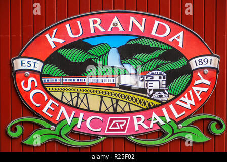 Kuranda, Queensland, Australia - 4 Dicembre 2009: Vista dettagliata del segno di Kuranda Scenic Railway Line, mostra il treno, montagne e ponte. Più col Foto Stock