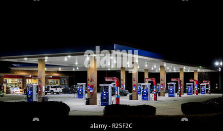 HICKORY, NC, Stati Uniti d'America-11/16/18: un multi-Mobil pompa della stazione di servizio con un cerchio K convenience store Fotografato di notte. Foto Stock