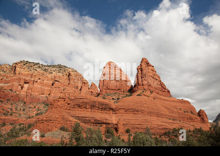 Vista di due monache rock formazione in Sedona in Arizona Foto Stock