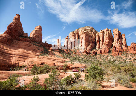 Sedona, in Arizona, Stati Uniti - Ottobre 21, 2018: veicoli personalizzati di Pink Jeep Tours prendere i turisti per un emozionante off-road ride a puntare di pollo Foto Stock