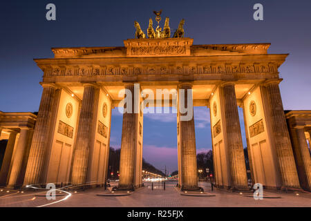 La Porta di Brandeburgo è un edificio del XVIII secolo in stile neoclassico monumento storico situato a ovest di Pariser Platz nella parte occidentale di Berlino. Foto Stock