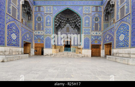 Cancello principale per lo Sceicco Lotfollah moschea è uno dei capolavori architettonici del iraniano, in piedi sul lato orientale di Naghsh-ho JAHAN Piazza Foto Stock