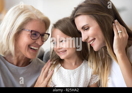 Felice senior nonna abbracciando kid nipote e mia figlia ha Foto Stock