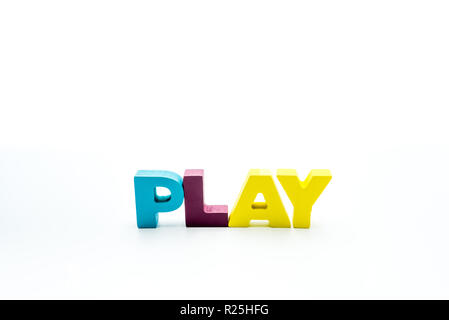 Gioco di parole scritte colorate con lettere in legno, isolato su bianco con copia spazio. Il concetto di business Foto Stock