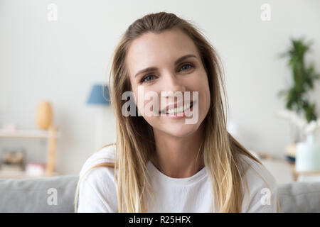 Headshot ritratto di sorridere gentile millenaria donna in cerca di un Foto Stock