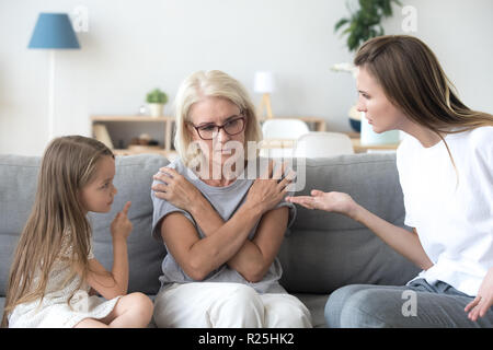 Giovane madre e figlia piccola scolding sconvolto nonna, gen. Foto Stock