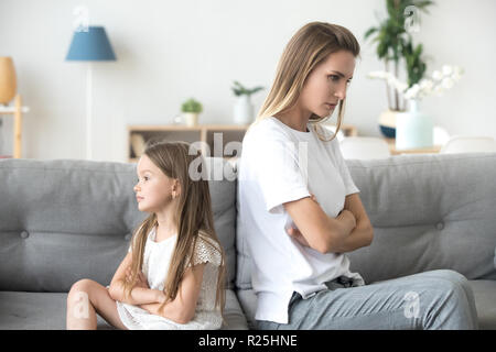 Adirato contro la madre e il bambino ragazza non parlare dopo la lotta Foto Stock