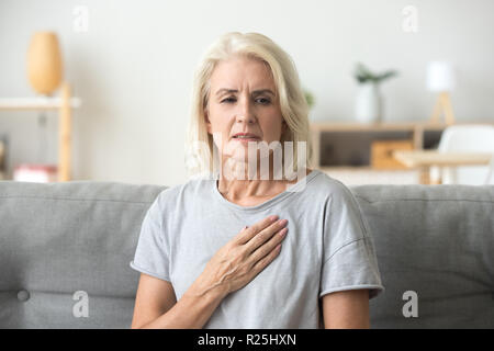 Sconvolto ha sottolineato coppia donna anziana sensazione heartache toccando che Foto Stock