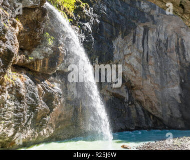 Giornata di sole a Aare gorge cascata. Svizzera Foto Stock