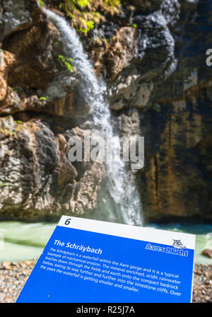 Giornata di sole a Aare gorge cascata. Svizzera Foto Stock