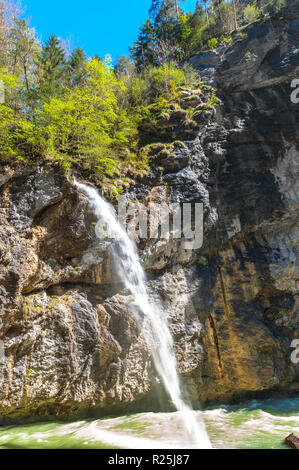 Giornata di sole a Aare gorge cascata. Svizzera Foto Stock