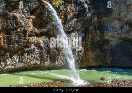 Giornata di sole a Aare gorge cascata. Svizzera Foto Stock