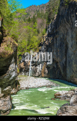 Giornata di sole a Aare gorge cascata. Svizzera Foto Stock