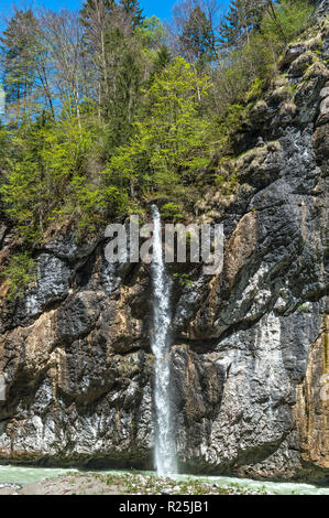 Giornata di sole a Aare gorge cascata. Svizzera Foto Stock