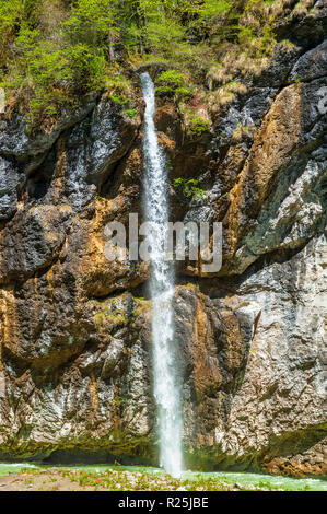 Giornata di sole a Aare gorge cascata. Svizzera Foto Stock