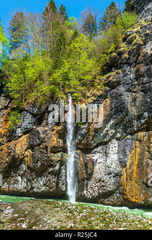 Giornata di sole a Aare gorge cascata. Svizzera Foto Stock