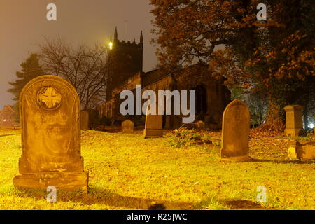 Chiesa di Santa Maria in notturna a Swillington,Leeds, West Yorkshire. Foto Stock