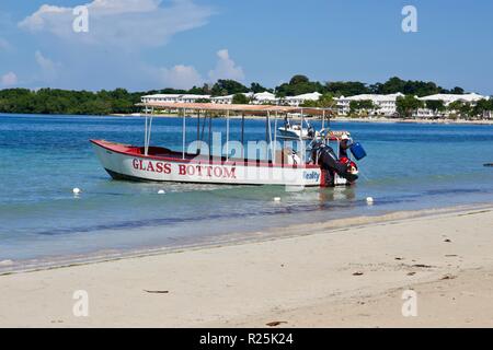 Un fondo in vetro la barca turistica sui sette miglia di spiaggia a Negril, Giamaica Foto Stock