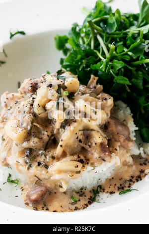 La carne di maiale Stroganoff con crema di funghi e la salsa di paprika pasto gourmet nel ristorante Foto Stock