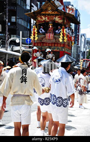 KYOTO - 17 luglio: i partecipanti del Festival di Gion (Gion Matsuri) tirando un enorme galleggiante su luglio 17 2011 a Kyoto, in Giappone. Gion festival è uno dei più f Foto Stock