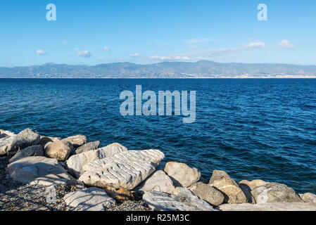 Vista di stretto di Messina collegato Paesi del Mediterraneo e del Mar Tirreno e Sicilia isola sfondo, Reggio Calabria, Italia Meridionale Foto Stock