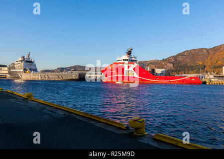 AHTS Offshore Anchor Handling Tug recipiente di alimentazione KL Sandefjord e campo multiuso recipiente di alimentazione energia olimpica nel porto di Bergen, Norvegia. Foto Stock