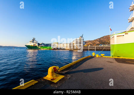 Alimentazione offshore Nave energia olimpica e recipiente AHTS Havila Giove nel porto di Bergen, Norvegia. Foto Stock