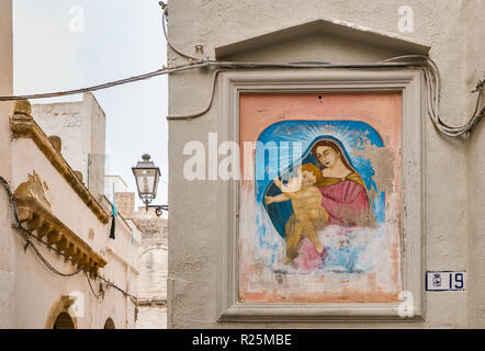 Presepe dipinto nella casa di Corte Fondaco nel centro storico di Gallipoli, Puglia, Italia Foto Stock