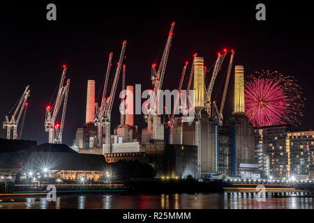 Battersea Park fireworks con Battersea Power Station in primo piano Foto Stock