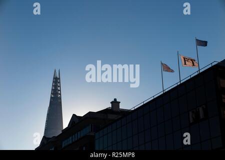 Il Financial Times il quartier generale a piedi di Southwark Bridge di Londra Foto Stock