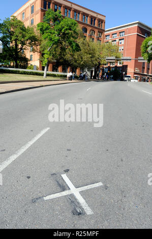 La "X" su Elm Street in Dealey Plaza segna il punto in cui John Kennedy fu colpito da un proiettile sparato da Lee Harvey Oswald dal Texas Book Depository. Foto Stock