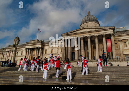 Il coreano bambini pratica loro arti marziali al di fuori della Galleria Nazionale in Trafalgar Square Foto Stock