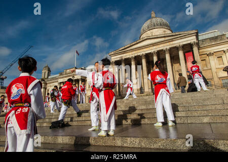 Il coreano bambini pratica loro arti marziali al di fuori della Galleria Nazionale in Trafalgar Square Foto Stock