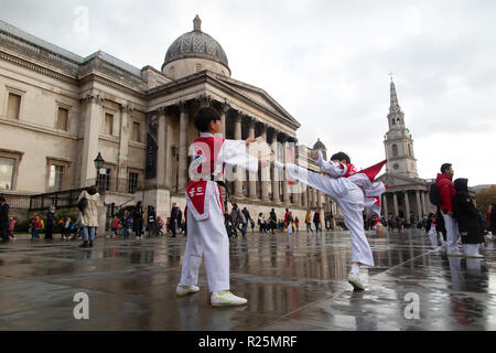 Il coreano bambini pratica loro arti marziali al di fuori della Galleria Nazionale in Trafalgar Square Foto Stock