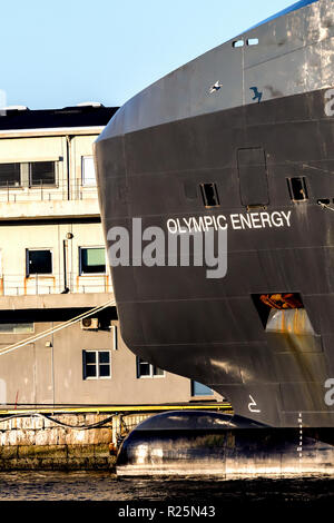 La singolare forma della prua di offshore recipiente di alimentazione energia olimpica, ormeggiato a Skoltegrunnskaien quay nel porto di Bergen, Norvegia. Foto Stock