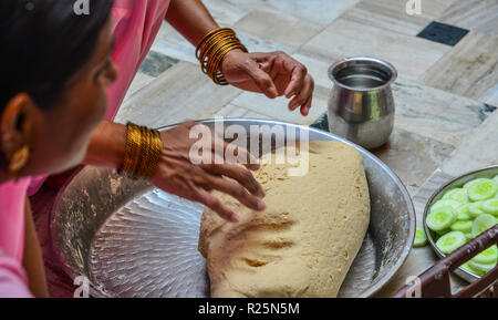 La cucina tandoori naan o Roti presso un ristorante locale in Jodhpur, India. Foto Stock