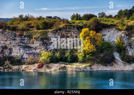 Serbatoio Zakrzowek cliff a Cracovia, Polonia, ex cava di calcare in autunno. Foto Stock