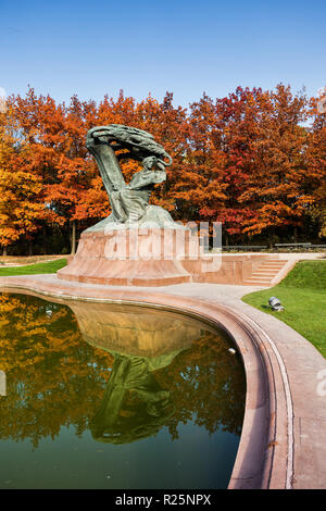 Chopin monumento in autunno Parco Lazienki a Varsavia, Polonia, statua in bronzo del compositore e pianista polacco Frédéric Chopin, design dal 1907 da Wacław Sz Foto Stock