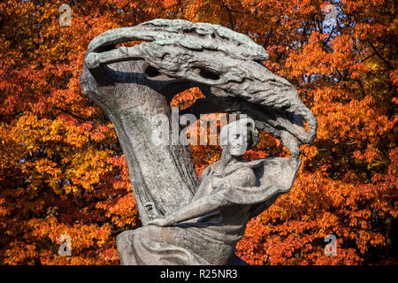 Chopin monumento contro gli alberi di autunno nel Parco Lazienki a Varsavia, Polonia, statua in bronzo del compositore e pianista polacco Frédéric Chopin progettata nel 1907 Foto Stock