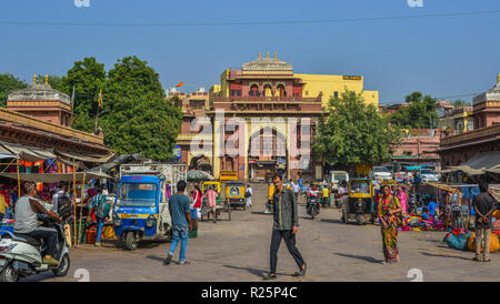 Jodhpur, India - Novembre 6, 2017. La gente sulla strada di Jodhpur, India. Jodhpur è la seconda più grande città nello stato del Rajasthan. Foto Stock