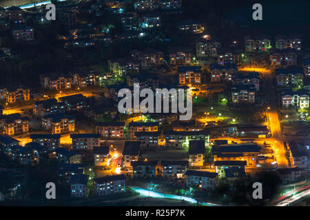 Thimphu città. Thimphu, del Bhutan capitale, occupa una valle nel paese occidentale di interni. Foto Stock