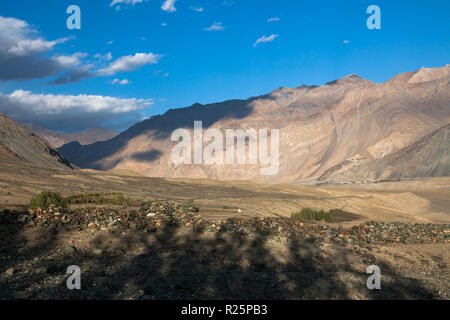 Pomeriggio del paesaggio di montagna con Monastero Stongdey visibile sulla collina in una distanza - Vista dalla zona vicino a Karsha, Zanskar, Jammu e Kashmir India Foto Stock